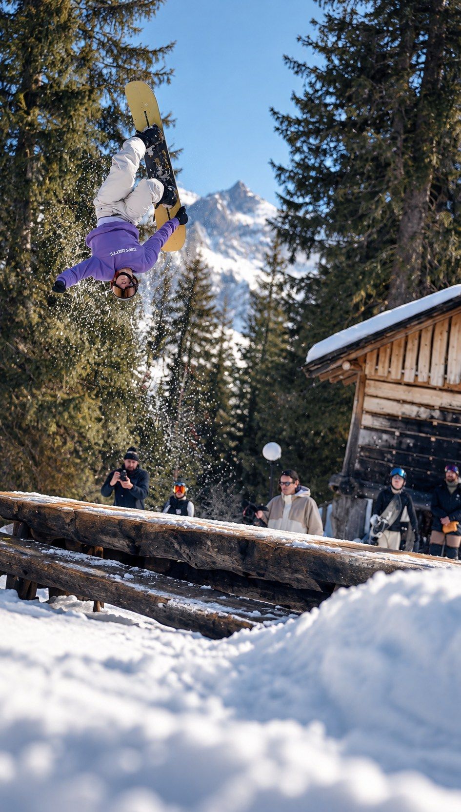 Flip au-dessus d'un kicker en forêt