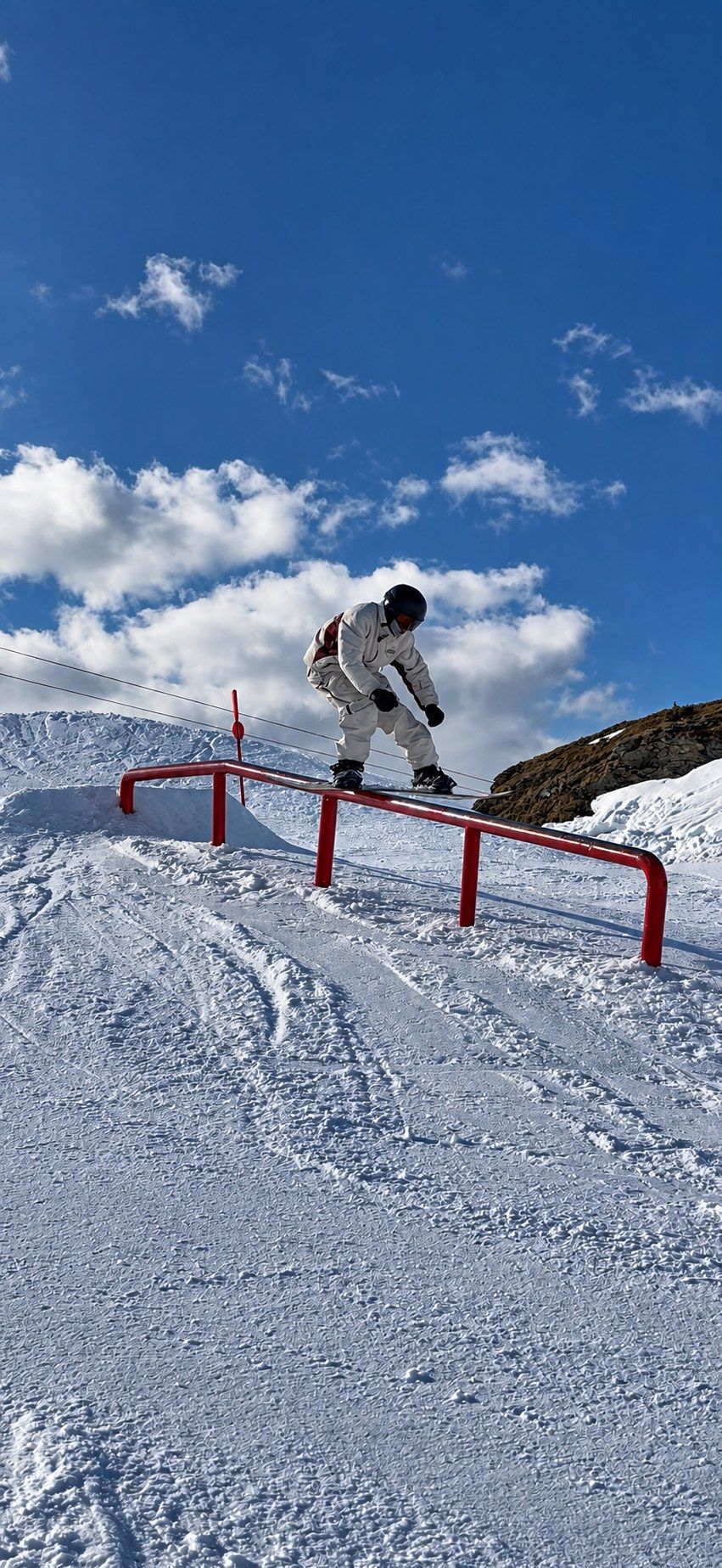 Slide sur un rail rouge sous ciel bleu